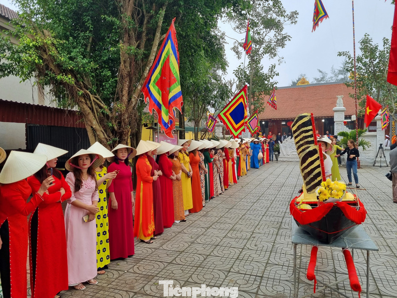 Theo ông Đinh Trọng Liến -Trưởng ban làng Cam Lâm cho biết, lễ cầu ngư làng Cam Lâm đã có từ lâu đời nhưng sau một thời gian dài không tổ chức, năm nay mới được khôi phục lại. Lễ hội là dịp để người dân cầu mong, gửi gắm những hi vọng về một năm dong buồm ra khơi suôn sẻ, thuận lợi và bình an với cá tôm đầy khoang. Theo ông Đinh Trọng Liến -Trưởng ban làng Cam Lâm cho biết, lễ cầu ngư làng Cam Lâm đã có từ lâu đời nhưng sau một thời gian dài không tổ chức, năm nay mới được khôi phục lại. Lễ hội là dịp để người dân cầu mong, gửi gắm những hi vọng về một năm dong buồm ra khơi suôn sẻ, thuận lợi và bình an với cá tôm đầy khoang.