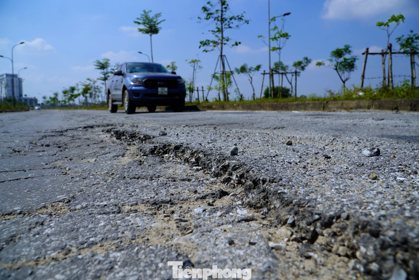 Tuy nhiên, thời gian qua tuyến đường đã xuống cấp nghiêm trọng. Đặc biệt sau đợt mưa lũ khiến nhiều vị trí mặt đường bị bong tróc, rạn nứt tạo thành những "ổ voi, ổ gà".