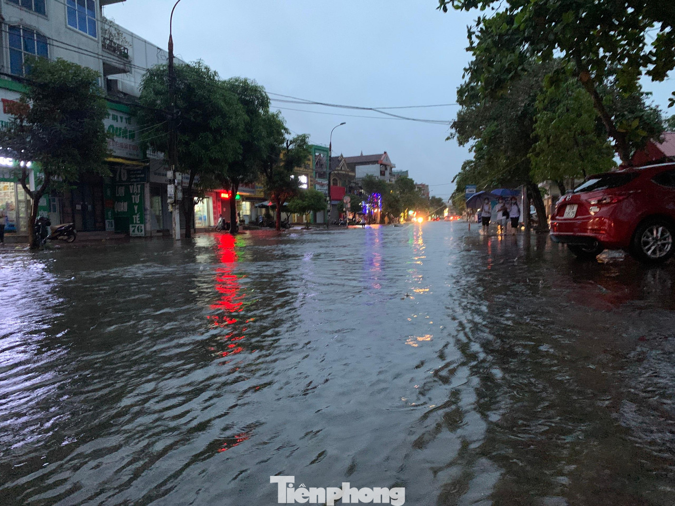 Theo đài khí tượng thuỷ văn Hà Tĩnh, lượng mưa đo được chiều nay ước tính khoảng 120 mm. Hiện nay một số tuyến đường như Hải Thượng Lãn Ông, Nguyễn Du, Nguyễn Công Trứ, Phan Đình Phùng, Xô Viết Nghệ Tĩnh, Nguyễn Biểu, Lý Tự Trọng, Nguyễn Trung Thiên… bị ngập, có điểm sâu hơn 60cm.