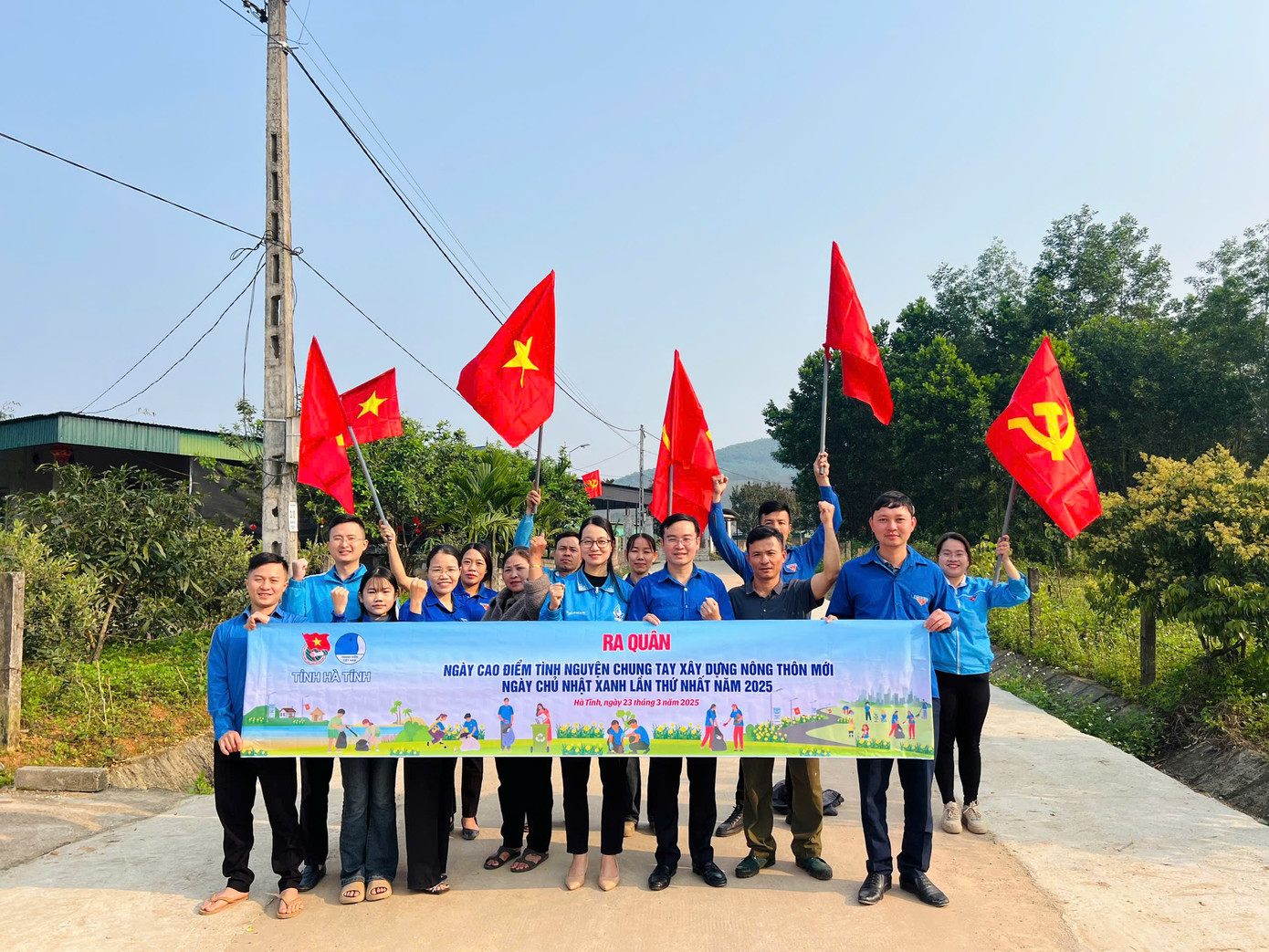 Nhằm phát huy vai trò xung kích, tình nguyện của tuổi trẻ trong xây dựng nông thôn mới và bảo vệ môi trường, ngày 23/3, tuổi trẻ Hà Tĩnh ra quân thực hiện Ngày cao điểm tình nguyện chung tay xây dựng nông thôn mới và Chủ nhật xanh lần thứ nhất năm 2025. Hoạt động cấp tỉnh được tổ chức tại xã Hà Linh, huyện Hương Khê.