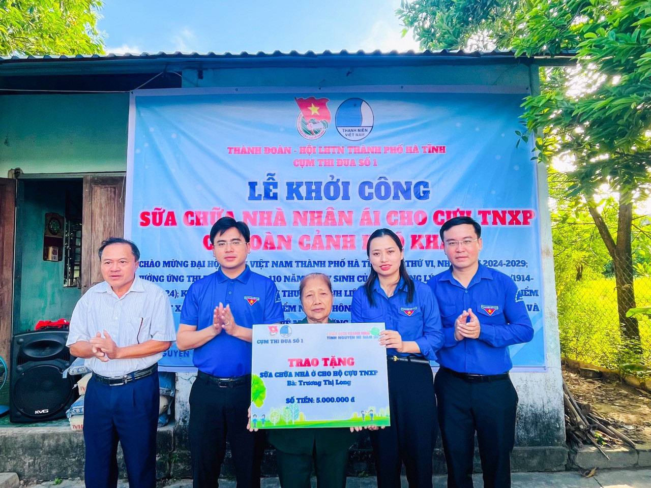 Tuổi trẻ thành phố Hà Tĩnh tổ chức sửa chữa nhà nhân ái cho cựu thanh niên xung phong có hoàn cảnh khó khăn và ra quân làm vệ sinh môi trường ở tất cả các cơ sở Đoàn.