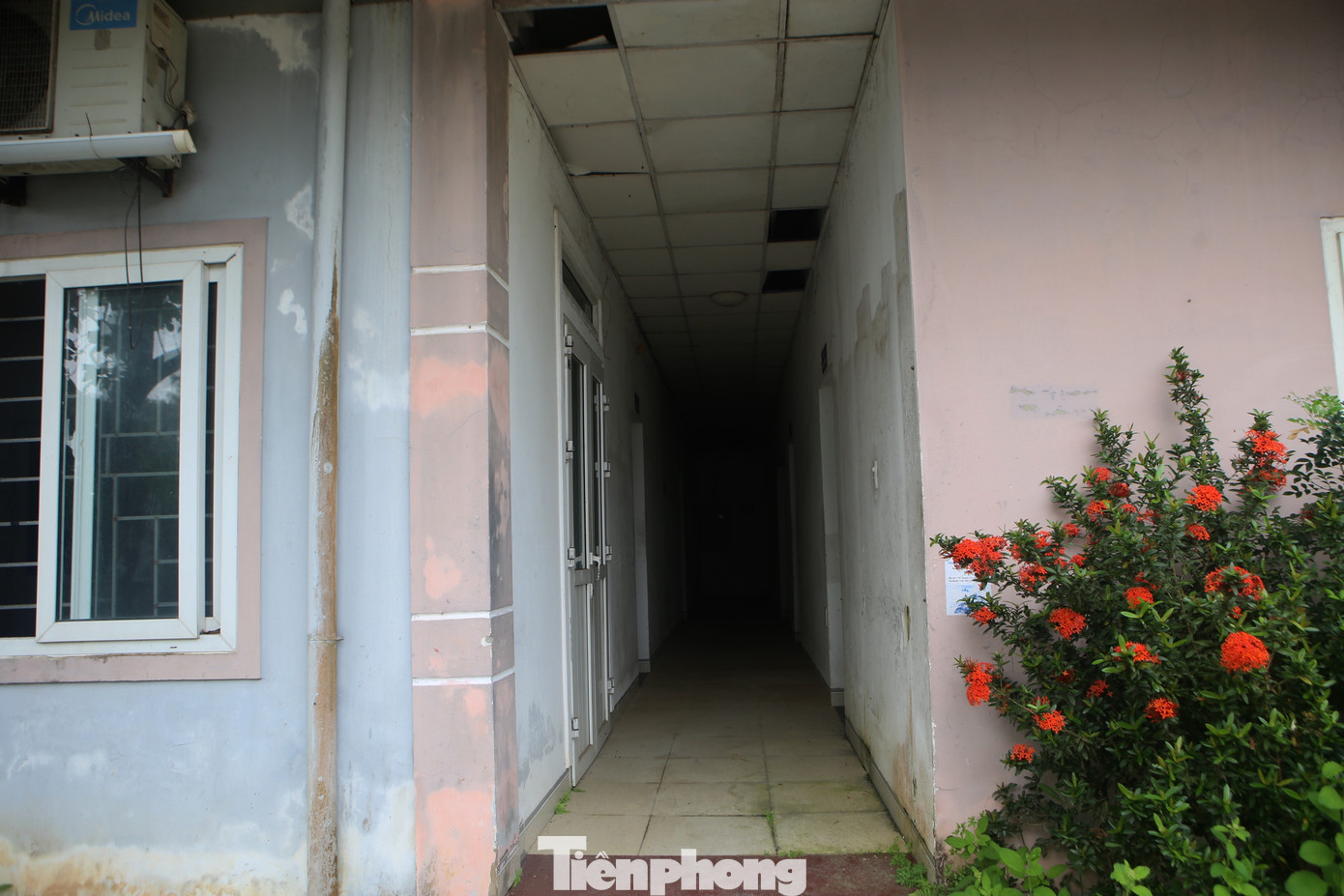 Bên trong dãy nhà bỏ hoang nhiều năm qua gây lãng phí.