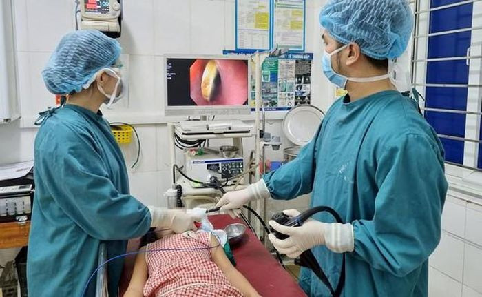 Các bác sĩ đã nội soi gắp được dị vật ra khỏi thực quản của bệnh nhân.