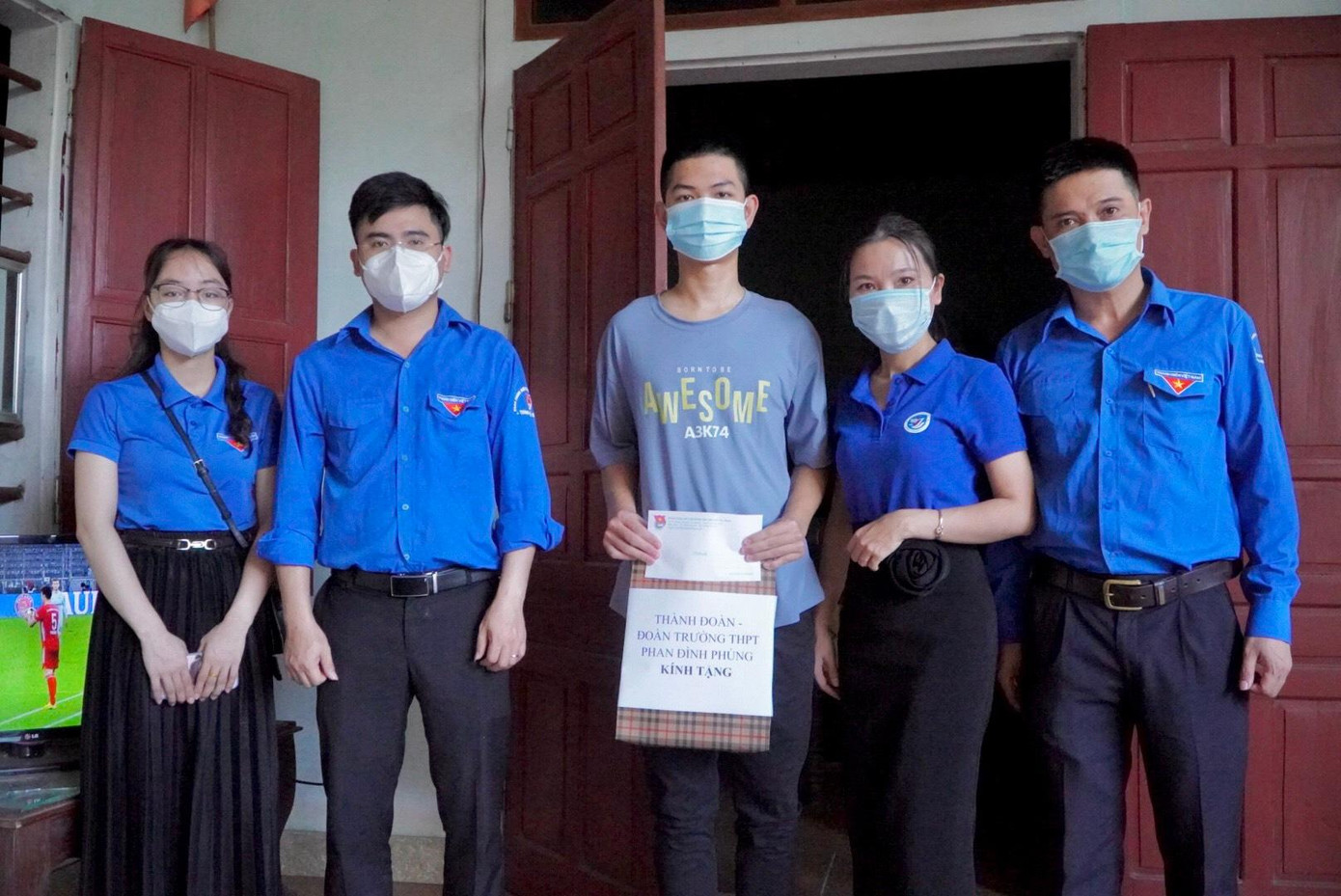 Trao những suất quà hỗ trợ thí sinh có hoàn cảnh khó khăn. Trao những suất quà hỗ trợ thí sinh có hoàn cảnh khó khăn.