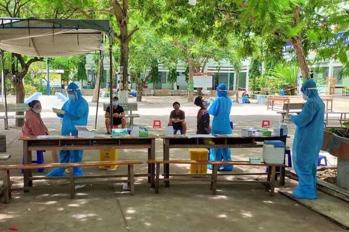 Lực lượng y tế đang lấy mẫu xét nghiệm diện rộng sau ca mắc COVID-19 ngoài cộng đồng.