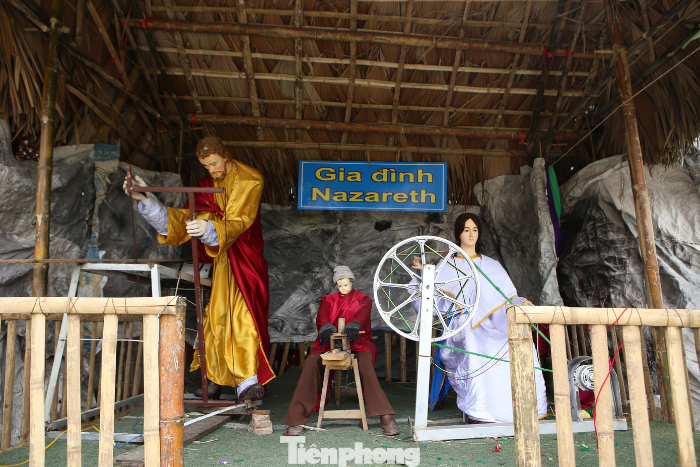 Tại hang đá, người dân làm ngôi nhà nhỏ có Đức Mẹ Maria ngồi thêu áo, Thánh Giuse bào gỗ.