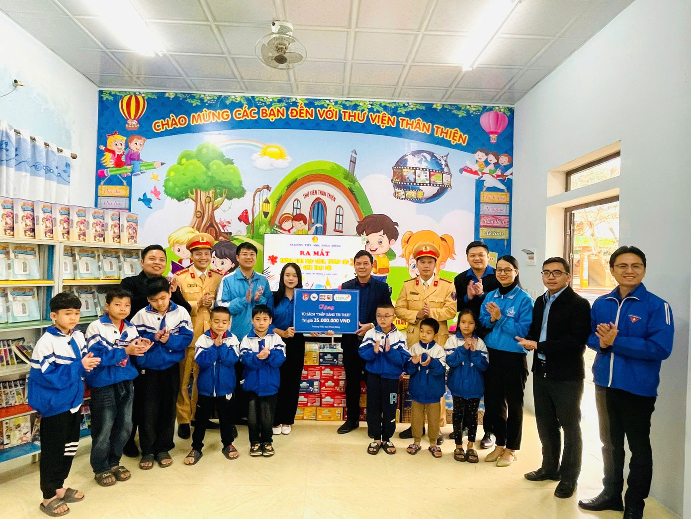 Tỉnh Đoàn - Hội Liên hiệp Thanh niên Việt Nam tỉnh Hà Tĩnh phối hợp cùng các đơn vị tài trợ tổ chức chương trình tình nguyện “Tháng Ba biên giới” năm 2025 tại các huyện Hương Khê, Vũ Quang. Ảnh: HN