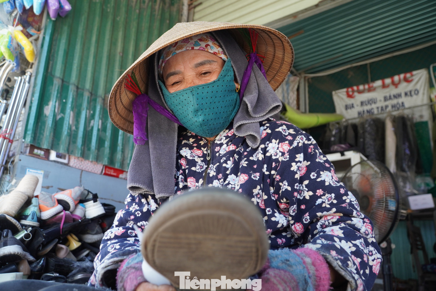 “Bình thường mỗi đôi giày, đôi dép tôi phải mất khoảng 20 phút - một tiếng đồng hồ để sửa, làm mới. Tiền công từ 20.000-70.000 đồng tùy theo mức độ hư hỏng và thời gian sửa. Với những lỗi nhỏ như khâu lại đường chỉ, thu ngắn quai dép, với khách quen tôi có thể làm miễn phí. Nghề không kiếm quá nhiều tiền, nhưng cho thu nhập ổn định”, bà Lan chia sẻ.