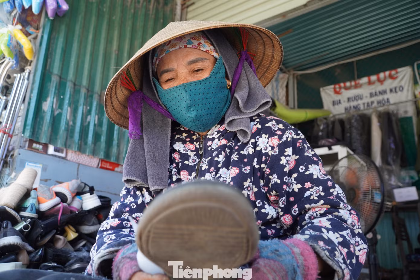 “Bình thường mỗi đôi giày, đôi dép tôi phải mất khoảng 20 phút - một tiếng đồng hồ để sửa, làm mới. Tiền công từ 20.000-70.000 đồng tùy theo mức độ hư hỏng và thời gian sửa. Với những lỗi nhỏ như khâu lại đường chỉ, thu ngắn quai dép, với khách quen tôi có thể làm miễn phí. Nghề không kiếm quá nhiều tiền, nhưng cho thu nhập ổn định”, bà Lan chia sẻ.