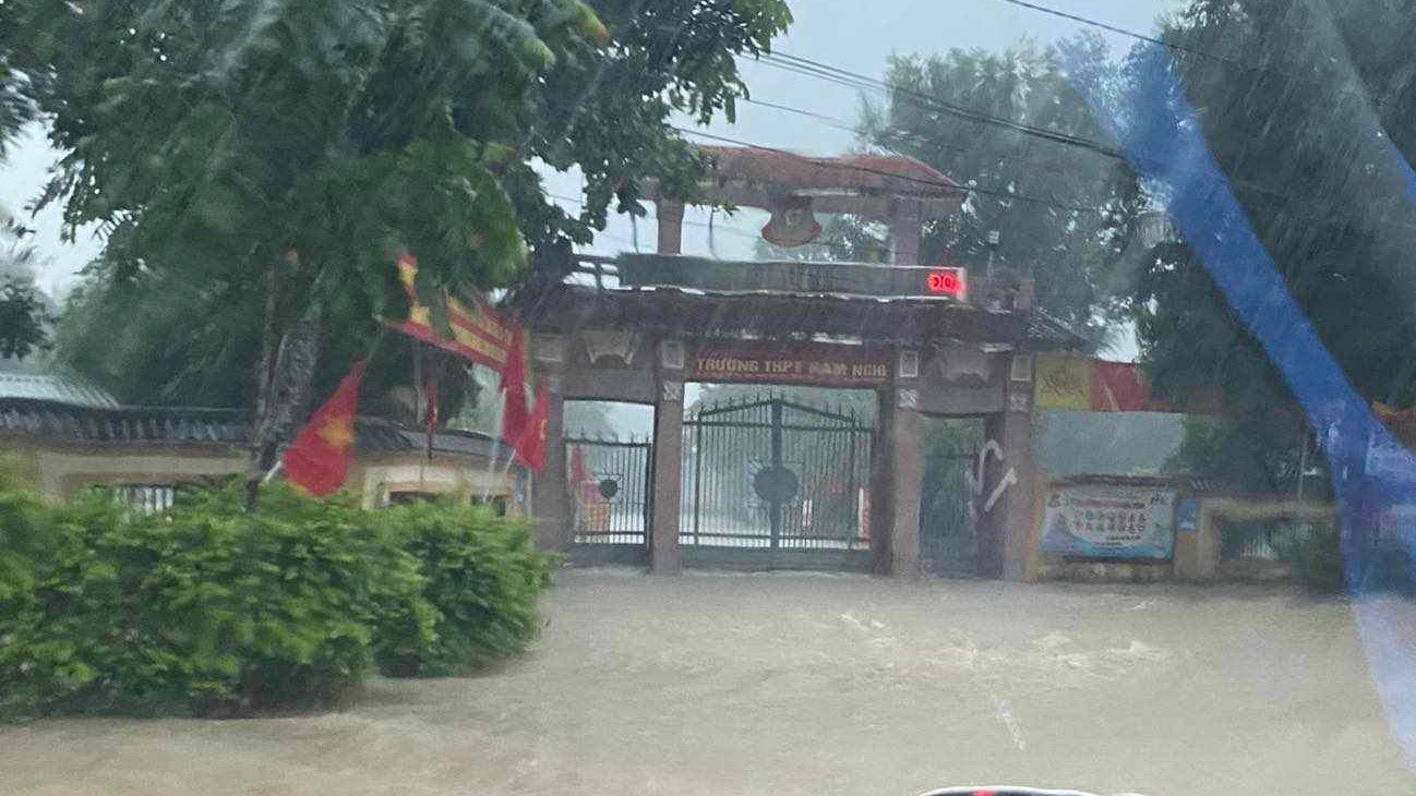 Dọc khu vực này có những đoạn ngập sâu trên 50 cm.