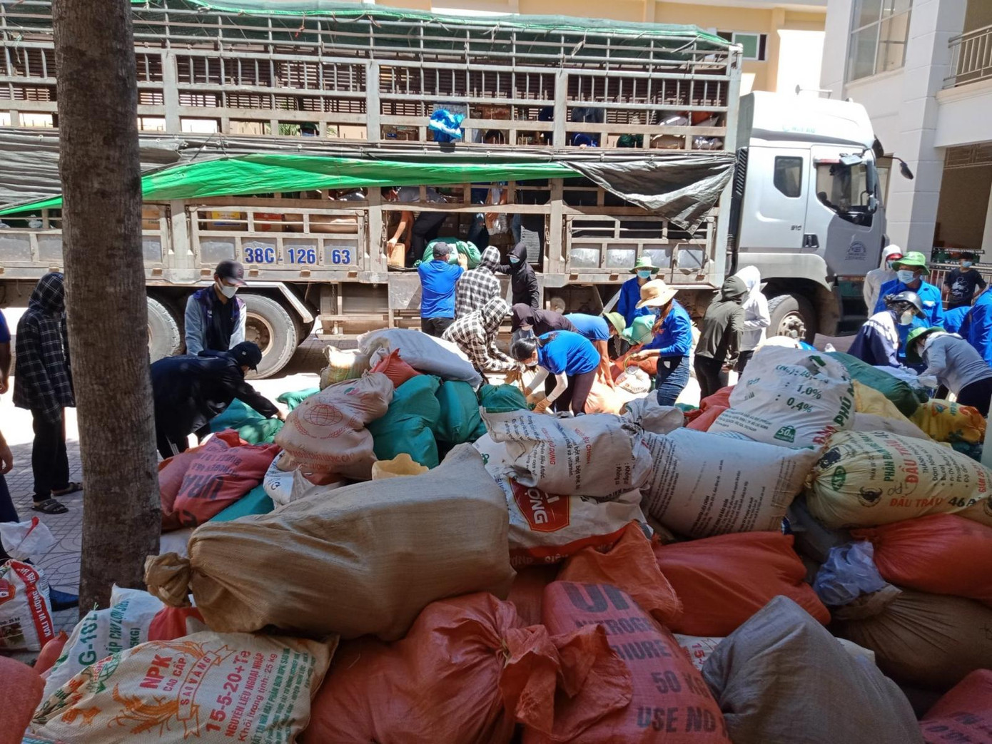 Ông Nguyễn Thanh Long - Chủ tịch Ủy ban MTTQ huyện Cẩm Xuyên cho biết, hưởng ứng lời kêu gọi của Uỷ ban MTTQ tỉnh, đến ngày 17/7, huyện quyên góp được 17,7 tấn gạo, 32,5 tấn rau củ, 300 lít dầu ăn, nước mắm, 300 thùng mì tôm và 23 triệu tiền mặt. Số nhu yếu phẩm đã được chuyển vào cho người dân TP.HCM và các tỉnh phía Nam trong chiều hôm qua (17/7).