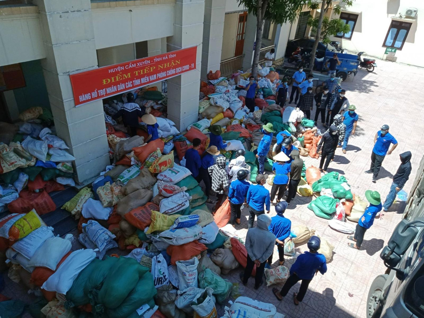 Những ngày qua, để hỗ trợ đồng bào miền Nam bị ảnh hưởng bởi dịch COVID-19, từ nông dân đến phụ nữ, cựu chiến binh, đoàn thanh niên ở Hà Tĩnh đều cùng nhau chọn những loại rau, củ, quả ngon nhất để quyên góp giúp dân vùng dịch.