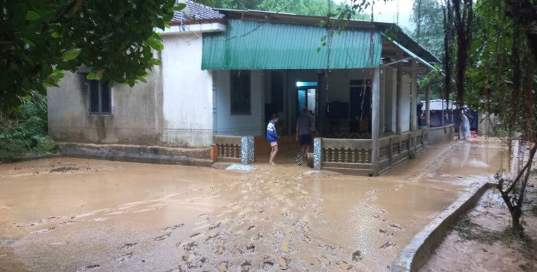 Nhà hộ dân ở xã Đức Hương bị lũ ống khiến bùn đất đổ vào nhà. Nhà hộ dân ở xã Đức Hương bị lũ ống khiến bùn đất đổ vào nhà.