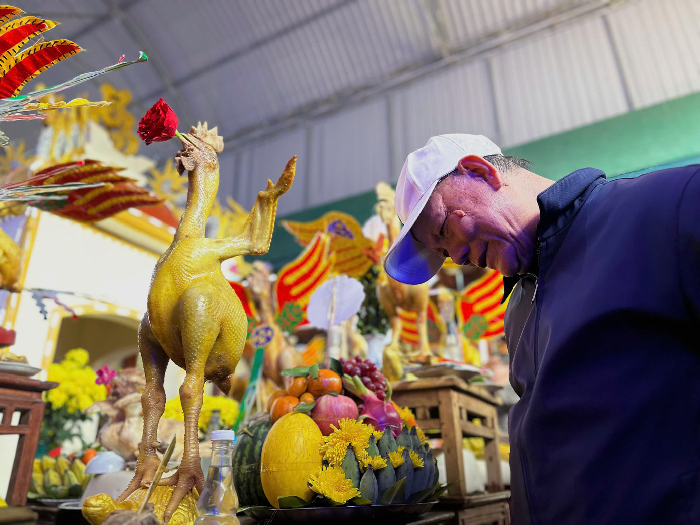 Trưa 12/2 (tức ngày 15 tháng Giêng) con cháu trong dòng họ Nguyễn Văn, Nguyễn Minh (xã Bình An, huyện Thạch Hà, tỉnh Hà Tĩnh) đã làm những mâm cỗ cúng dâng lên bàn thờ tổ tiên. Tại đây những mâm cỗ cúng được làm rất cầu kỳ, tỷ mỉ, có gà, lợn, dê, bánh chưng….