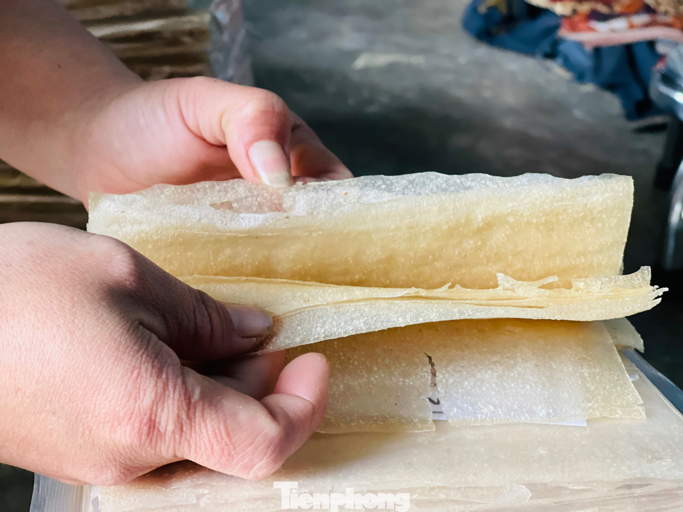 Bình thường giá bánh dao động từ 16.000 - 18.000 đồng/tệp (khoảng 100 bánh). Tuy nhiên, thời điểm tết giá cao hơn, khoảng 20.000 - 30.000 đồng/tệp, trung bình mỗi ngày các cơ sở thu về khoảng 10 - 15 triệu đồng. Bình thường giá bánh dao động từ 16.000 - 18.000 đồng/tệp (khoảng 100 bánh). Tuy nhiên, thời điểm tết giá cao hơn, khoảng 20.000 - 30.000 đồng/tệp, trung bình mỗi ngày các cơ sở thu về khoảng 10 - 15 triệu đồng.