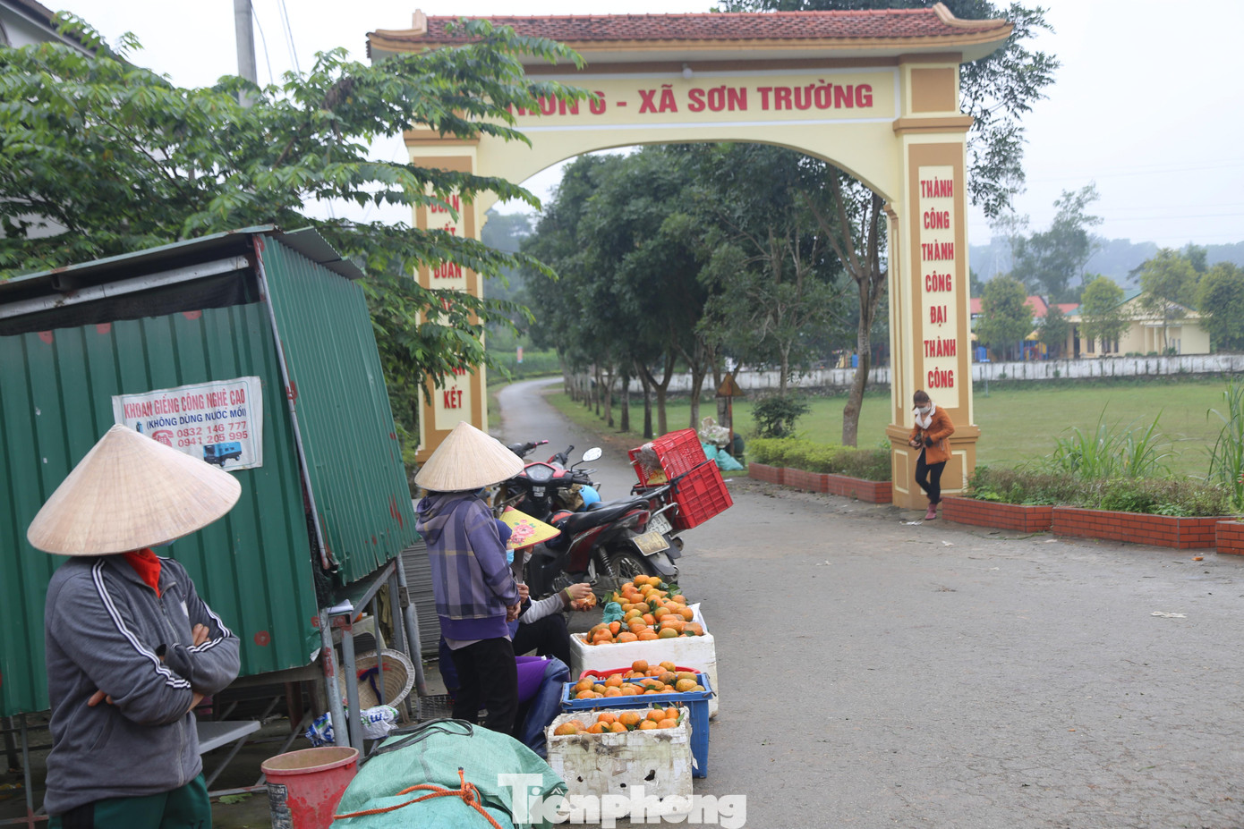 Dọc đường vào thôn 6, xã Sơn Trường, người dân thu hoạch cam ra đây để bán. Người dân cho biết, đây là dịp bán hàng đầu năm vừa kiếm thêm thu nhập và lấy "lộc" đầu Xuân.
