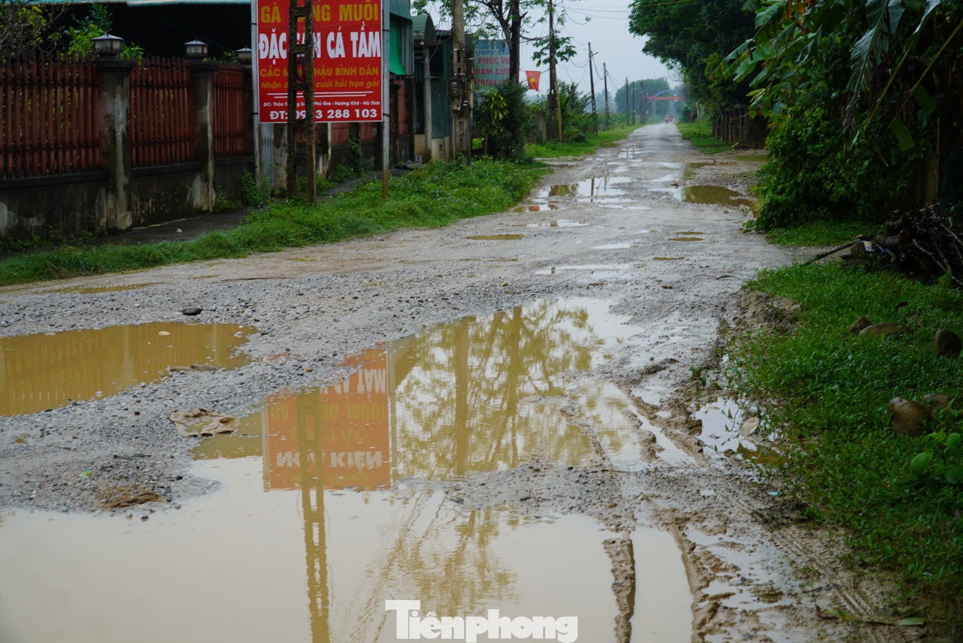 Huyện lộ 6 Hương Khê là tuyến đường biên giới đặc biệt quan trọng. Không chỉ phục vụ nhu cầu giao thông đi lại của người dân, đây còn là tuyến đường bảo vệ an ninh biên giới quốc gia. Trong ảnh tuyến đường đã xuống cấp, mặt đường lổm nhổm.