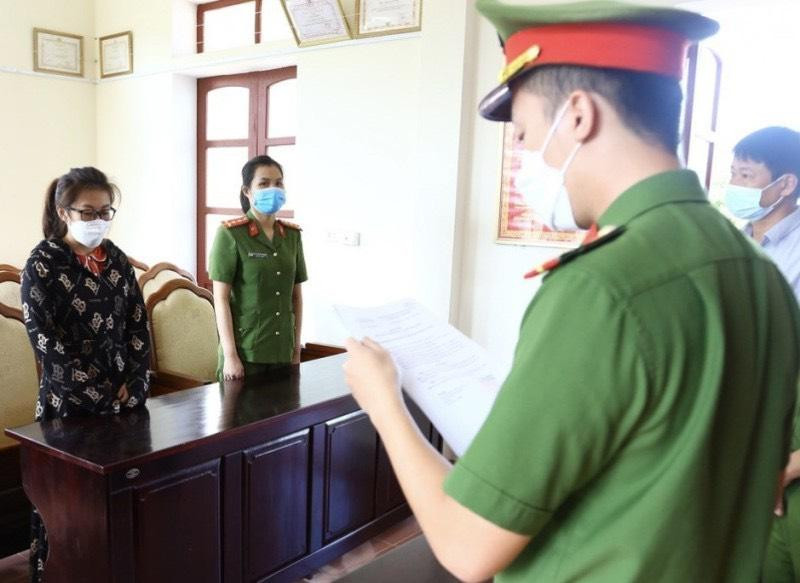 Cơ quan công an đọc các quyết định khởi tố vụ án, khởi tố bị can và lệnh bắt tạm giam đối với Nguyễn Thị Hằng Hà Cơ quan công an đọc các quyết định khởi tố vụ án, khởi tố bị can và lệnh bắt tạm giam đối với Nguyễn Thị Hằng Hà