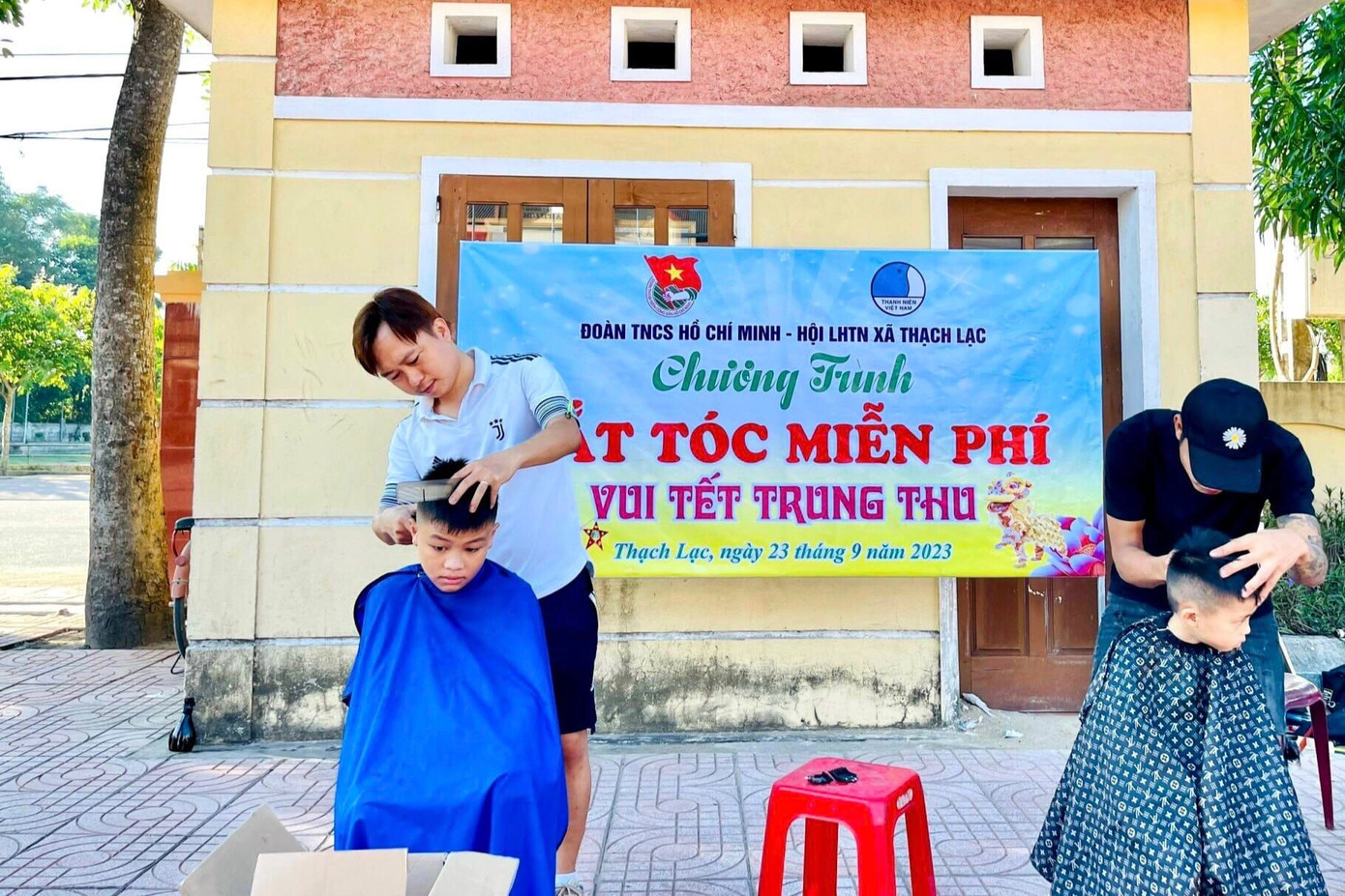 Đoàn xã Thạch Lạc (huyện Thạch Hà) phối hợp cùng Hội liên hiệp Thanh niên xã tổ chức chương trình cắt tóc miễn phí, vui Tết Trung thu cho các em thiếu nhi tại địa phương.6