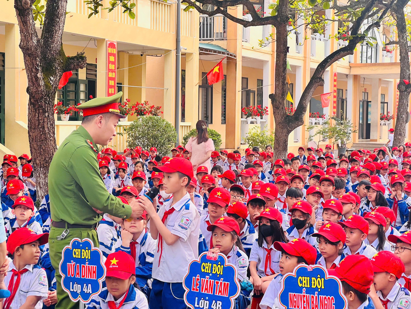 Những ngày qua, các liên đội, đoàn trường trên địa bàn tỉnh Hà Tĩnh đã đồng loạt tổ chức nhiều hoạt động hưởng ứng tuần cao điểm “An toàn giao thông học đường”. Ảnh: HN