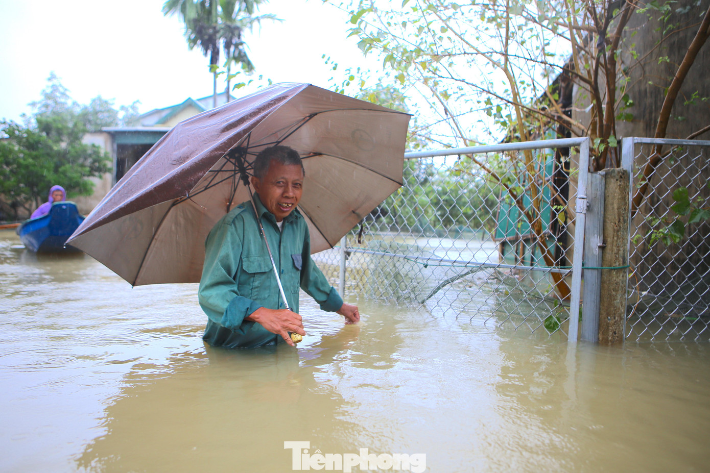 Ông Nguyễn Văn Hải (thôn Tân Vĩnh Cần) cho biết, gia đình đã đưa gia súc đến vị trí cao hơn để phòng tránh lũ lụt. Hiện tại nước đang tiếp tục dâng, do đề phòng từ trước nên trong thôn người dân đã di dời tài sản.