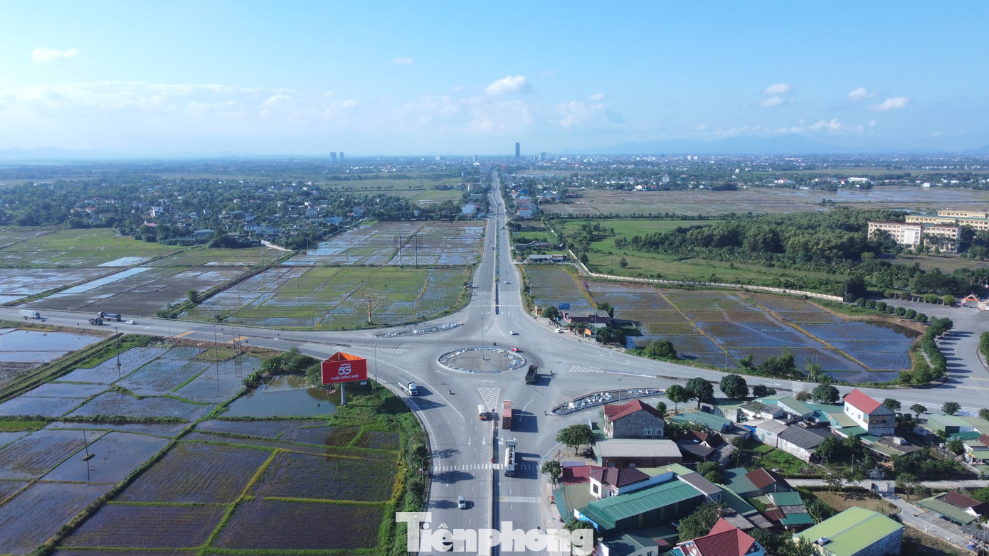 "Mặt khác, việc mở rộng để có dư địa mới, định hướng phát triển mới. Hà Tĩnh tận dụng lợi thế biển để phát triển đô thị, du lịch biển. Tiêu chí quan trọng của đô thị loại II là tiêu chí giao thông. Muốn nhà đầu tư, người dân... tiếp cận với môi trường đầu tư của các địa phương thì giao thông phải thuận lợi, là điểm để nhà đầu tư lựa chọn. Ngoài ra, giáo dục, y tế phải đồng bộ", lãnh đạo UBND thành phố Hà Tĩnh nói thêm. "Mặt khác, việc mở rộng để có dư địa mới, định hướng phát triển mới. Hà Tĩnh tận dụng lợi thế biển để phát triển đô thị, du lịch biển. Tiêu chí quan trọng của đô thị loại II là tiêu chí giao thông. Muốn nhà đầu tư, người dân... tiếp cận với môi trường đầu tư của các địa phương thì giao thông phải thuận lợi, là điểm để nhà đầu tư lựa chọn. Ngoài ra, giáo dục, y tế phải đồng bộ", lãnh đạo UBND thành phố Hà Tĩnh nói thêm.