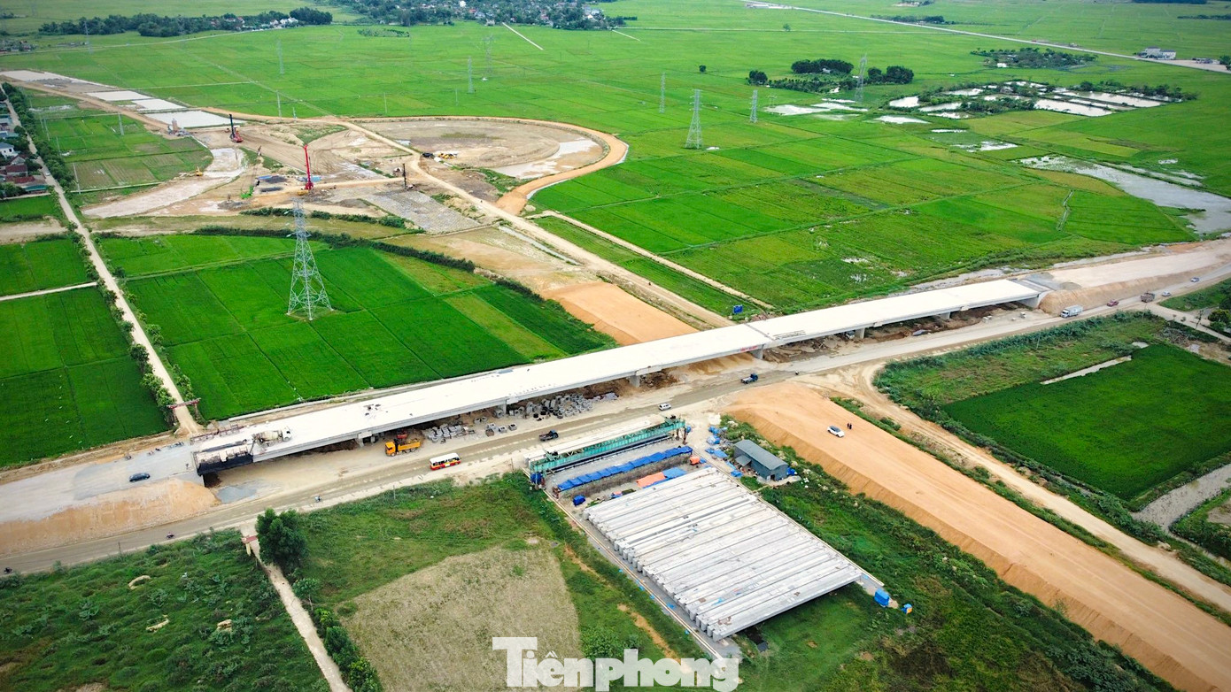 Dự án cao tốc Bắc- Nam phía Đông giai đoạn 2021-2025 đi qua tỉnh Hà Tĩnh có 3 dự án thành phần với tổng chiều dài 102,38km.Trong đó đoạn Bãi Vọt- Hàm Nghi (gói thầu XL-11) có chiều dài khoảng 35,28km, tổng mức đầu tư trên 6.000 tỷ đồng. Trong hình là nút giao giữa điểm đầu đoạn Bãi Vọt- Hàm Nghi (xã Thanh Bình Thịnh, huyện Đức Thọ) nối với điểm cuối của cao tốc Diễn Châu - Bãi Vọt.