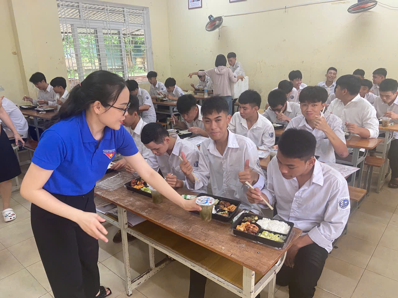 Bữa cơm miễn phí được đoàn viên thanh niên tham gia, hỗ trợ nấu để giúp các em học sinh xa nhà có thể ăn nghỉ, chuẩn bị cho môn thi sau. Bữa cơm miễn phí được đoàn viên thanh niên tham gia, hỗ trợ nấu để giúp các em học sinh xa nhà có thể ăn nghỉ, chuẩn bị cho môn thi sau.