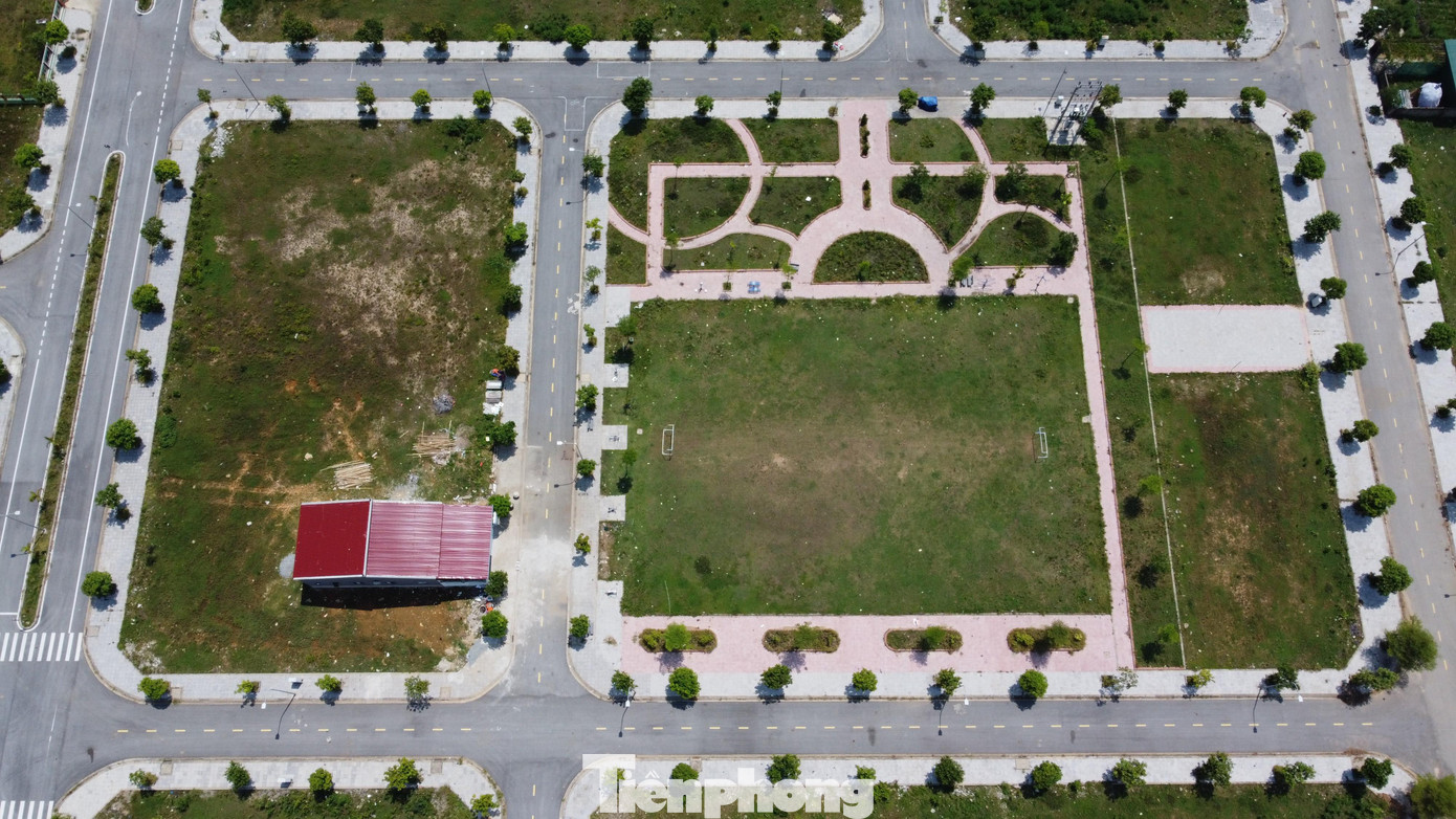 Tại đây, hiện khách sạn 7 tầng đang nằm “trên giấy”, riêng khu trung tâm thương mại 2 tầng mới làm được phần thô thì dừng thi công hơn 1 năm nay, ngoài ra con đường đấu nối từ đường 22/12 dẫn vào khu đô thị vẫn chưa được hoàn thiện.