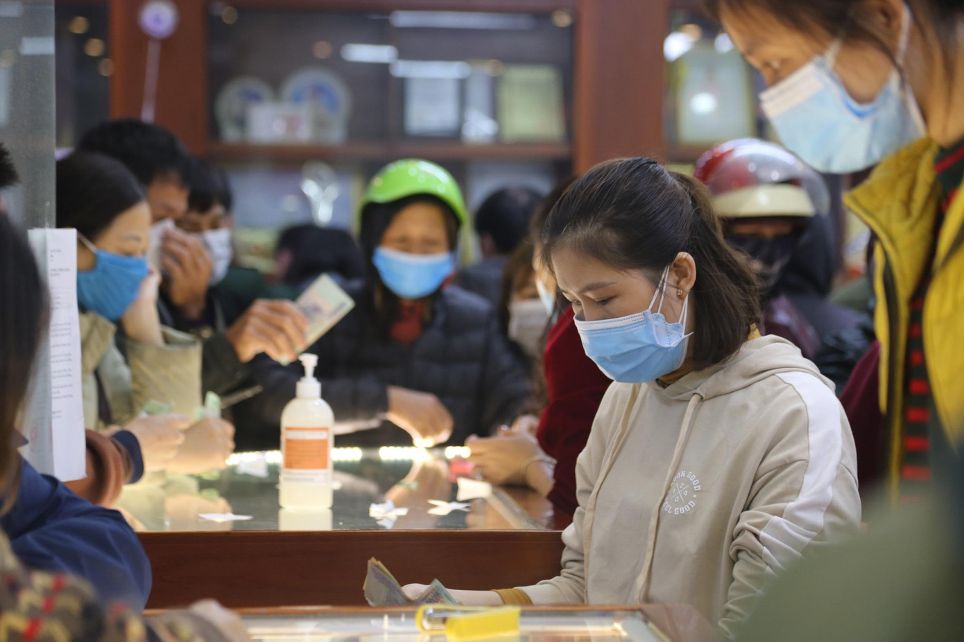 Người dân mua vàng với tâm lý cầu tài lộc, hy vọng gia đình sẽ có một năm gặp nhiều may mắn, làm ăn thuận lợi.