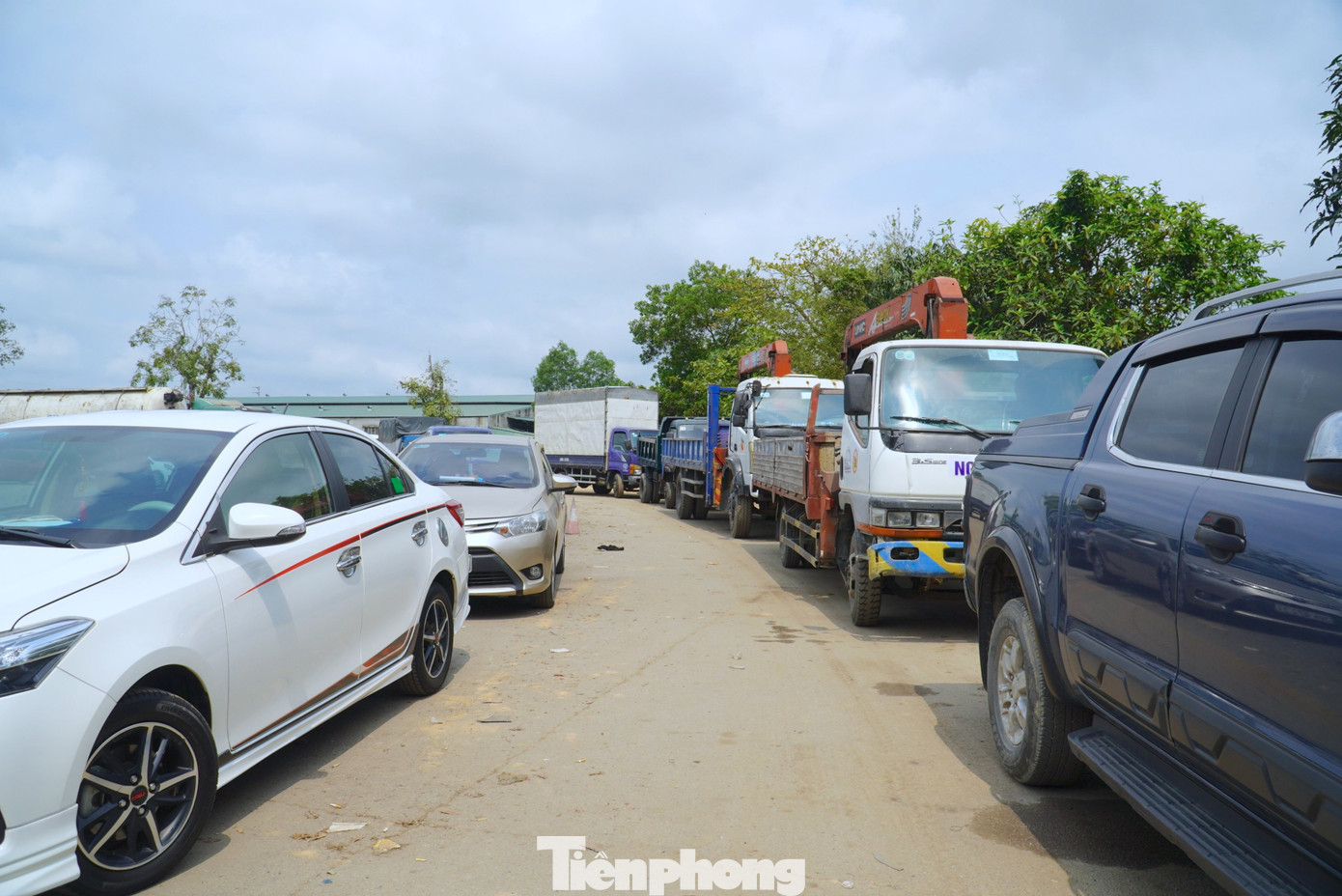 Tài xế Thành (trú tại huyện Thạch Hà) cho biết, năm trước, anh mua chiếc xe đầu kéo container để về vận chuyển hàng hoá. Chiếc xe này này nhập khẩu nguyên bản, chưa từng sửa hay độ thêm thùng, nhưng khi kiểm định đo lại thừa 8cm và đơn vị đăng kiểm yêu cầu cắt bỏ. “Hôm qua lốp không đạt đã đi sửa lại, nay lại thêm lỗi chiều dài của thùng xe yêu cầu phải cắt bỏ. Thực sự rất mệt mỏi...”, anh Thành nói.