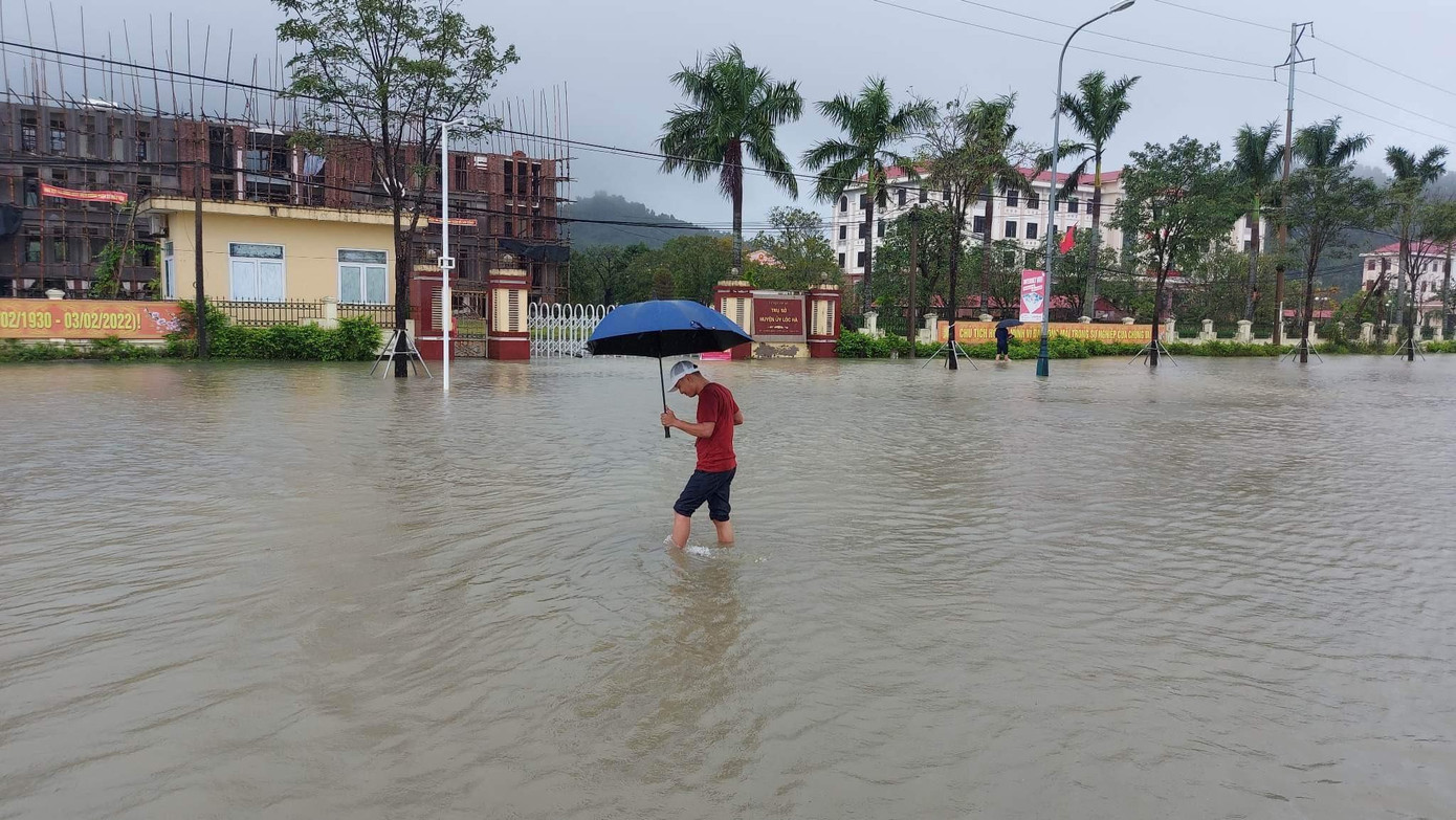 Riêng tại đường Mai Hắc Đế với 10 làn xe, dài khoảng 1,5km thuộc thị trấn Lộc Hà bị ngập sâu. Ở chỗ ngập sâu nhất hơn 40cm.