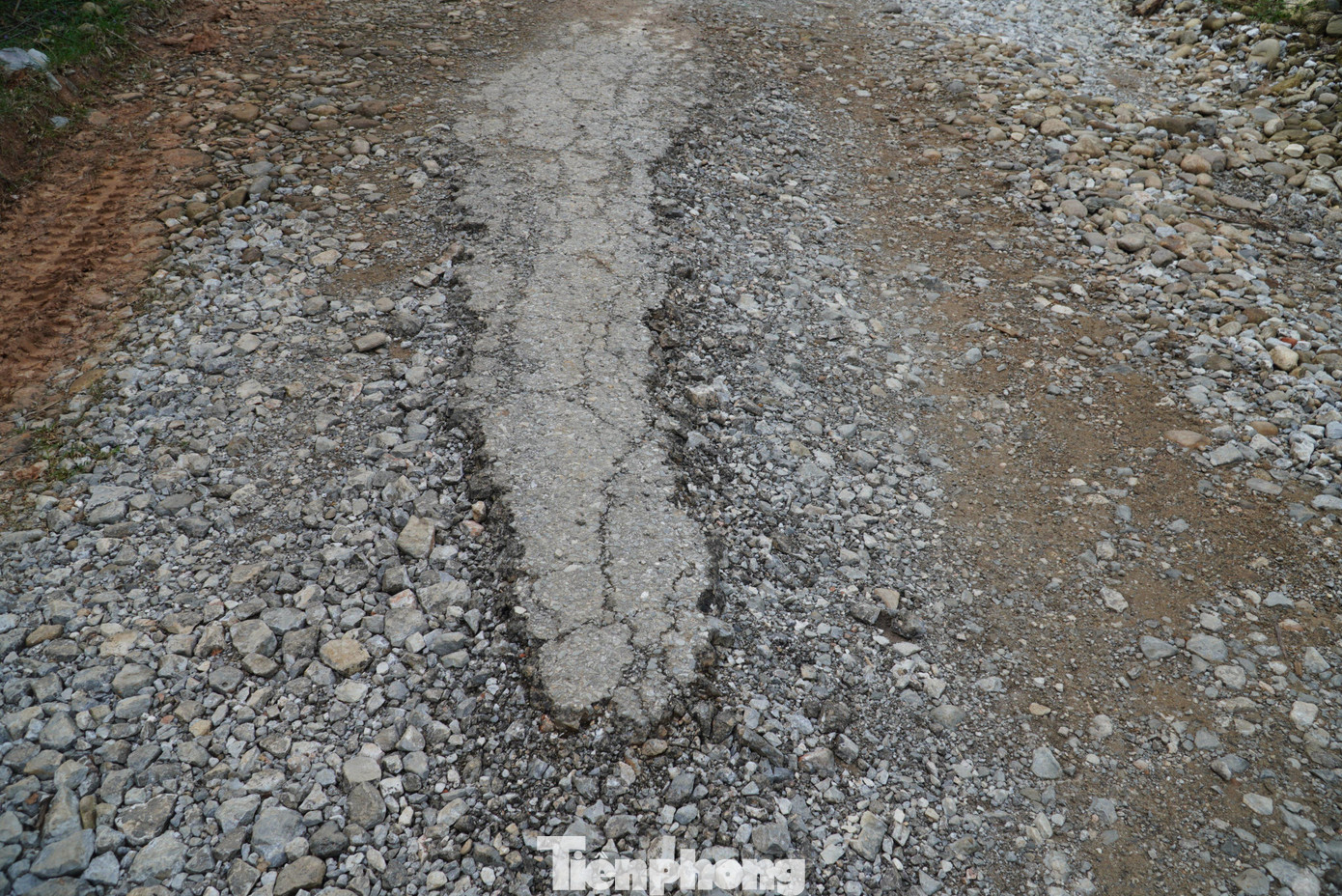 “Trước đây khi đường chưa hư hỏng nếu từ bản xuống trung tâm xã chỉ mất tầm 20 phút, nhưng giờ đường xuống cấp, đi mất gần 1h đồng hồ mới đến. Chúng tôi mong muốn địa phương quan tâm sớm xây dựng, tu sửa lại tuyến đường”, ông Lê Văn Hòe, Trưởng bản Phú Lâm, xã Phú Gia nói.