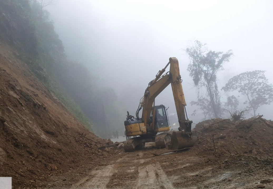 Hơn 1.000m3 đất đá đổ xuống đường khiến giao thông bị tê liệt. Hơn 1.000m3 đất đá đổ xuống đường khiến giao thông bị tê liệt.