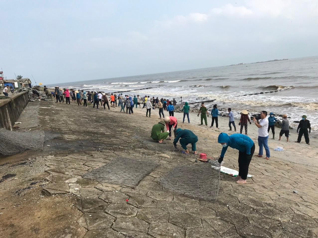 Khu vực bờ kè biển Cẩm Nhượng được xây dựng năm 2003 với mục tiêu chắn sóng, bảo vệ cho khoảng 1.200 hộ dân với hơn 5.000 nhân khẩu. Việc bờ kè bị sạt lở đe doạ đến tính mạng, tài sản của người dân.