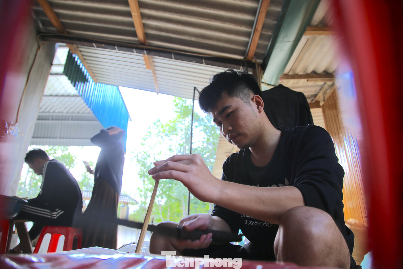 Tại xã Phúc Trạch hiện có khoảng 20 hộ dân làm nghề vót đũa. Nghề làm đũa đã giúp nhiều hộ gia đình có thêm thu nhập, đặc biệt trong dịp Tết. Tại xã Phúc Trạch hiện có khoảng 20 hộ dân làm nghề vót đũa. Nghề làm đũa đã giúp nhiều hộ gia đình có thêm thu nhập, đặc biệt trong dịp Tết.