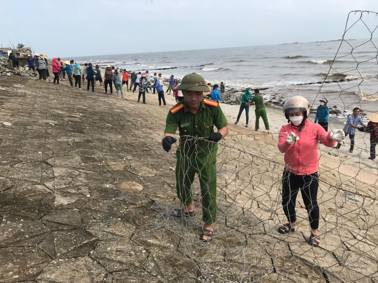 Những khối đá được bọc bằng thép phía ngoài để tránh bị sóng đánh, ảnh hưởng đến khu vực dân cư sống sát trên bờ biển.