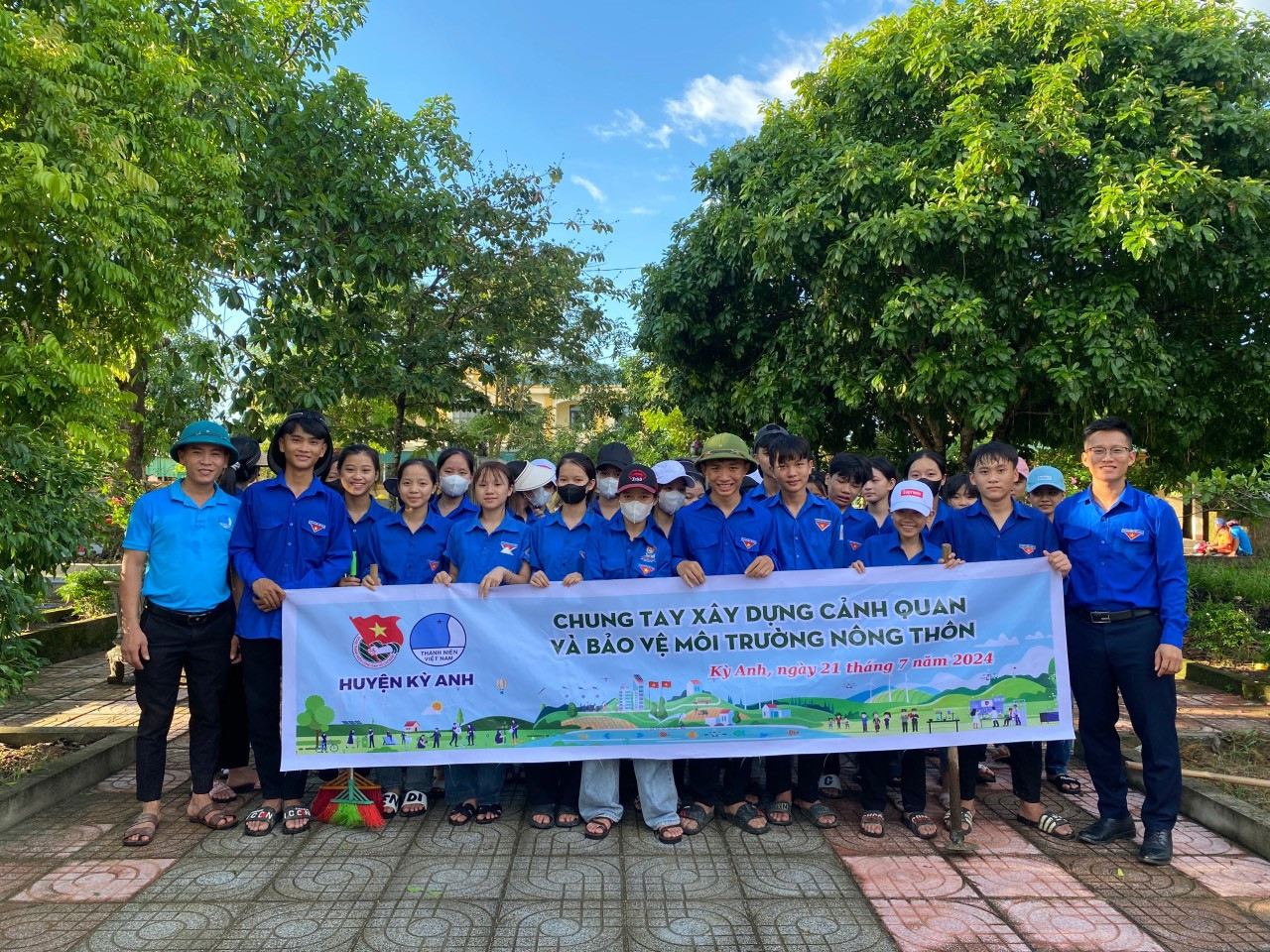 Các bạn trẻ tại huyện Kỳ Anh cùng đồng loạt ra quân chỉnh trang tuyến đường thanh niên, cắt tỉa các hàng cây, bồn hoa; dọn vệ sinh đài tưởng niệm liệt sĩ....