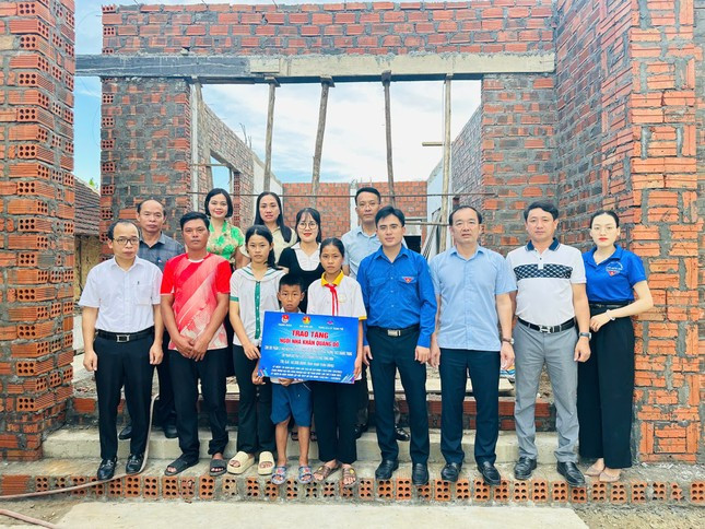 Hỗ trợ, xây dựng "Nhà khăn quàng đỏ" cho học sinh khó khăn. Hỗ trợ, xây dựng "Nhà khăn quàng đỏ" cho học sinh khó khăn.