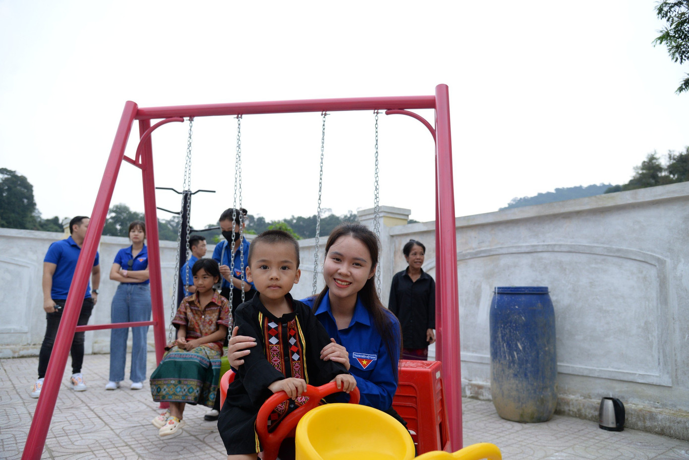 Các em nhỏ vui chơi bên công trình thanh niên trao tặng.