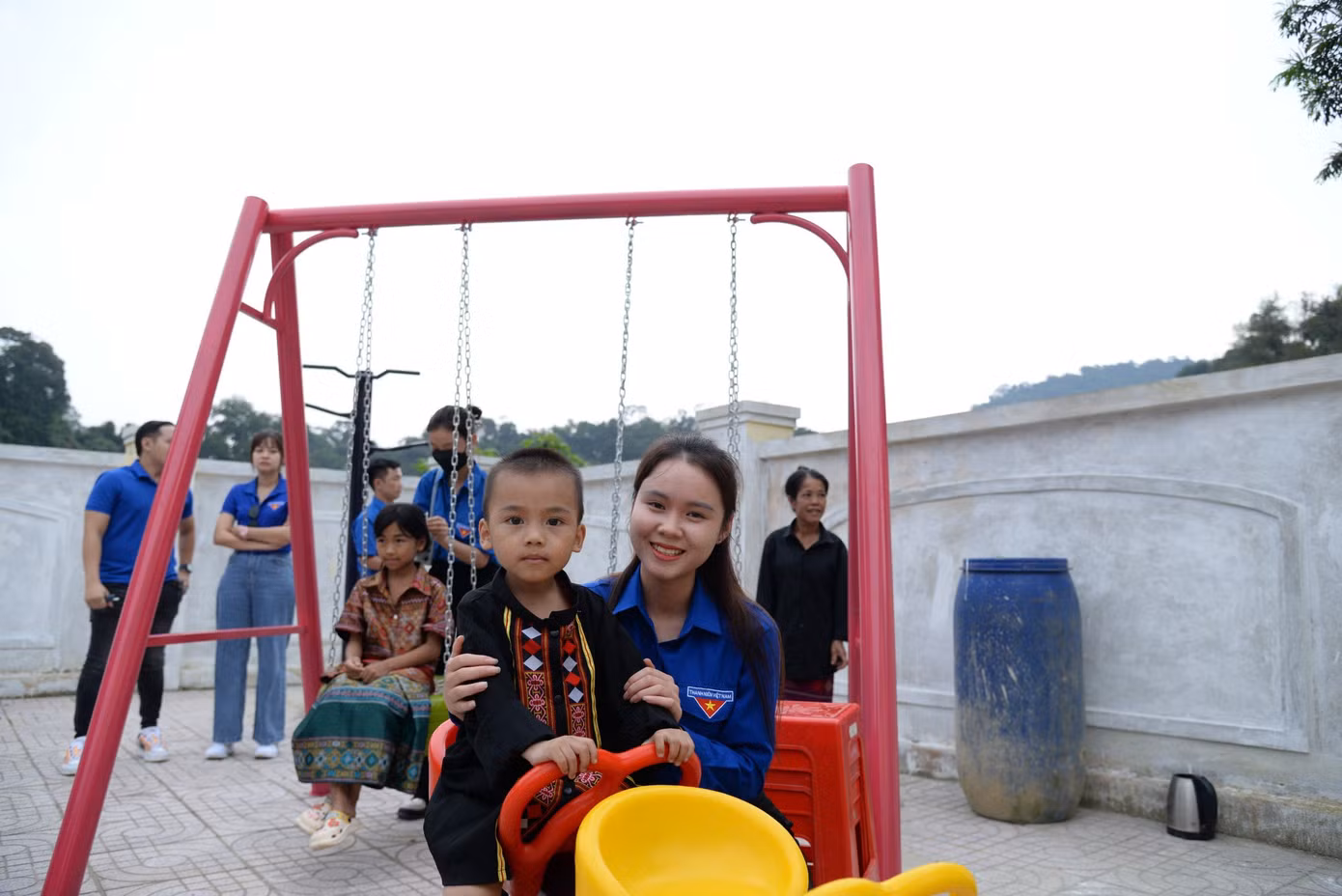 Các em nhỏ vui chơi bên công trình thanh niên trao tặng. Các em nhỏ vui chơi bên công trình thanh niên trao tặng.