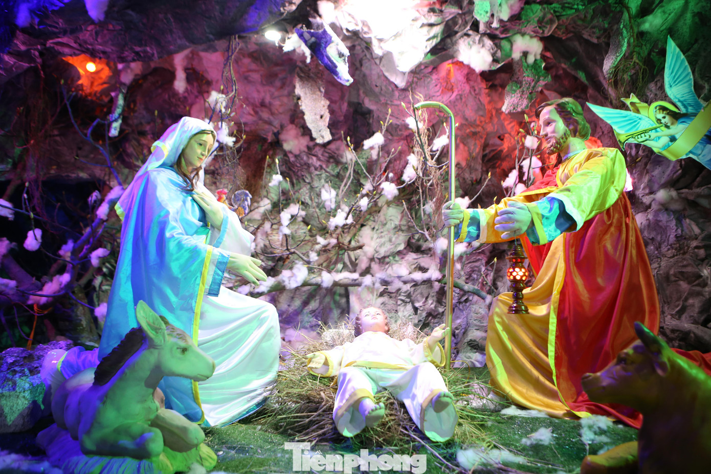 Hang đá Bê lem được trang trí rất đẹp mắt.