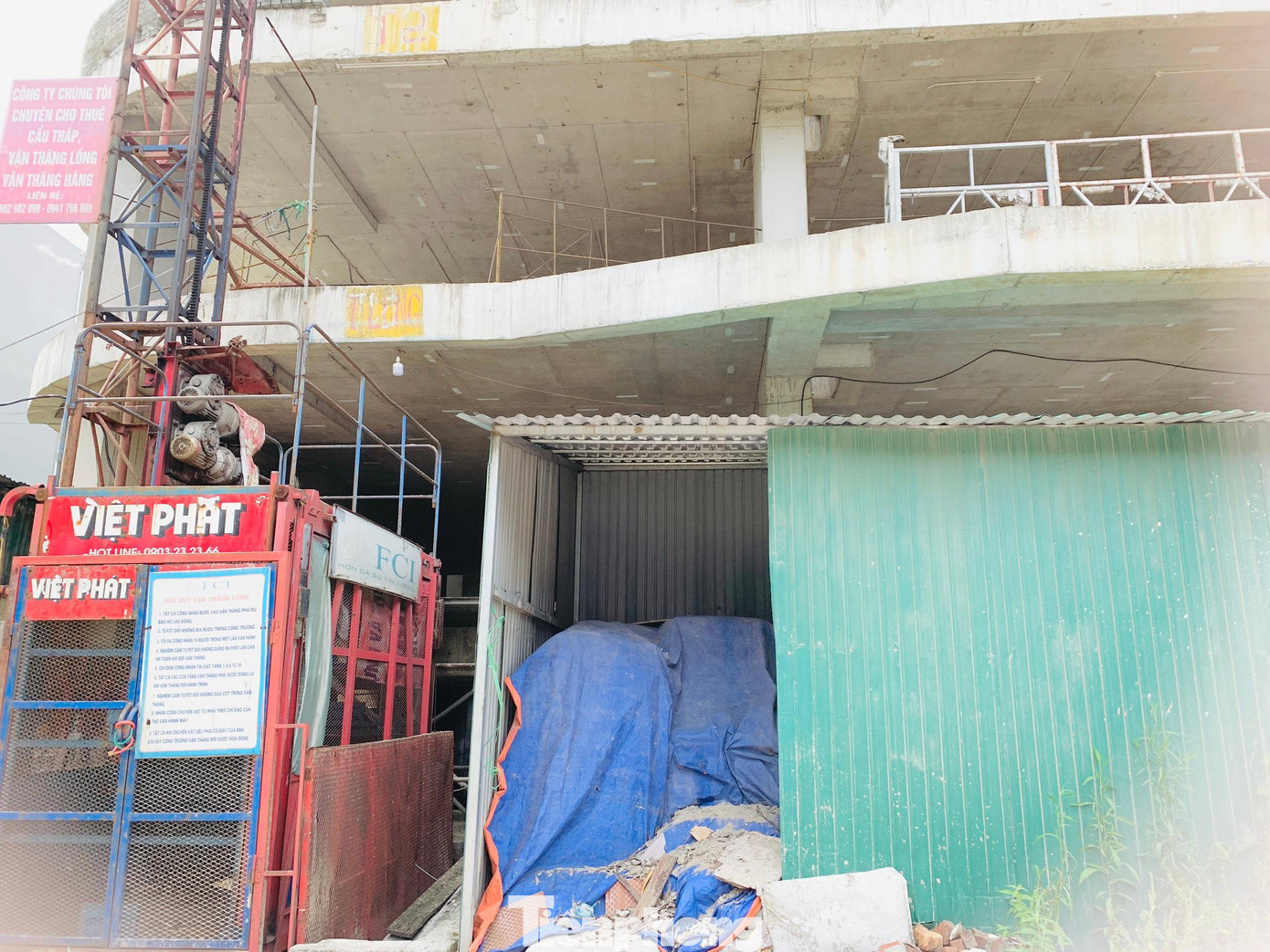 Bên trong không bóng người bảo vệ. Trong ảnh nhà để vật liệu xây dựng, nhưng một số vật dụng đã hư hỏng không thể sử dụng.