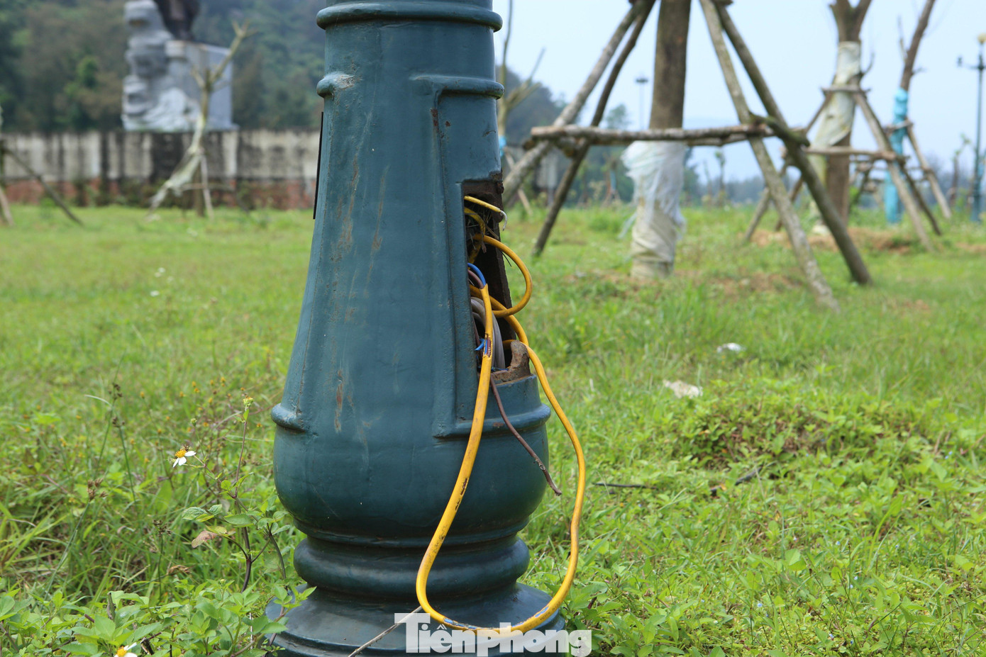 Một số cột điện đã bị phá hỏng. Một số cột điện đã bị phá hỏng.