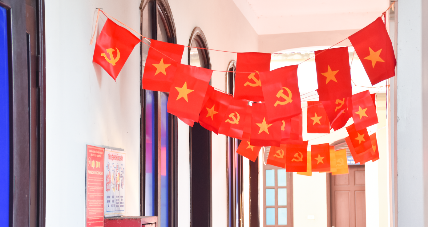 Không gian làm việc được khoác lên “tấm áo mới” với cờ đỏ sao vàng tạo nên một khung cảnh thiêng liêng và hào hùng.