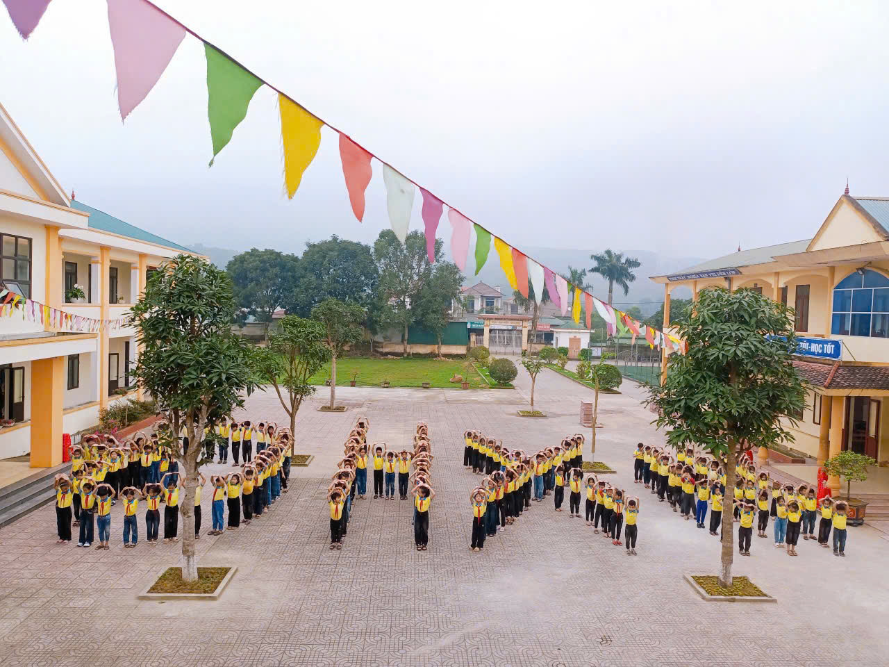 Đây cũng là hoạt động ý nghĩa của thiếu nhi Hà Tĩnh nhằm lan tỏa tình yêu quê hương, đất nước, thể hiện khí thế vui tươi, sôi nổi chào mừng ngày hội lớn của thiếu nhi tỉnh Hà Tĩnh.