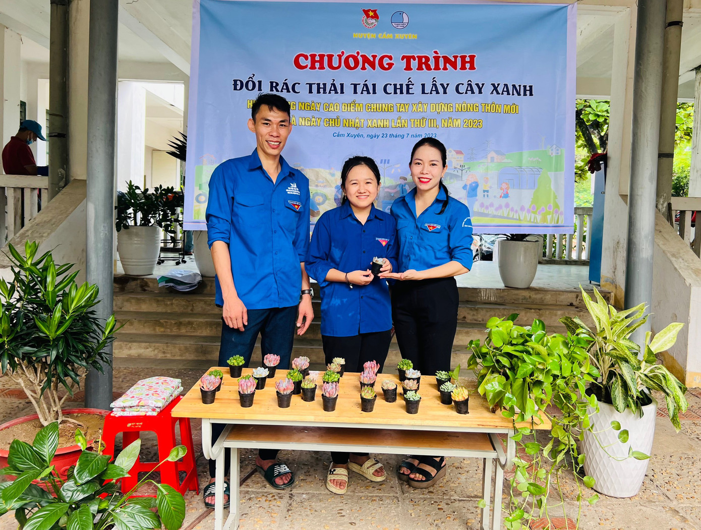 Đây là hoạt động hưởng ứng ngày tình nguyện chung sức xây dựng nông thôn mới và Chủ nhật xanh. Trong ảnh chương trình đổi rác thải tái chế lấy cây xanh được Huyện đoàn huyện Cẩm Xuyên triển khai trên toàn huyện. Đây là hoạt động hưởng ứng ngày tình nguyện chung sức xây dựng nông thôn mới và Chủ nhật xanh. Trong ảnh chương trình đổi rác thải tái chế lấy cây xanh được Huyện đoàn huyện Cẩm Xuyên triển khai trên toàn huyện.