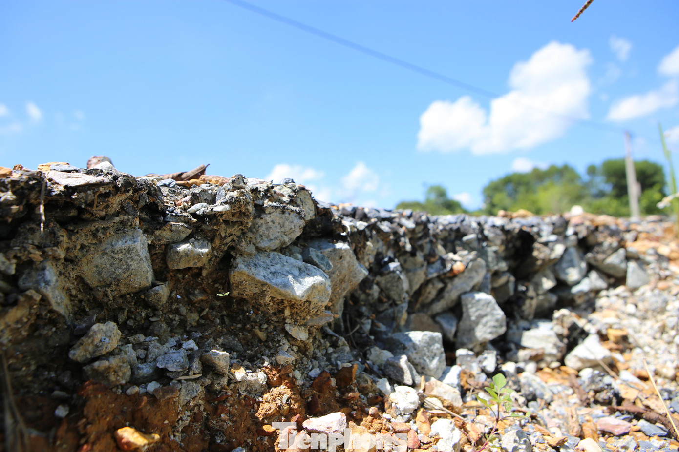 “Đoạn đường đang triển khai xây dựng nhưng xảy ra hiện tượng nứt, sụt lún đơn vị thi công đã cho tu sửa lại. Do khu vực này là đoạn cống, nguy cơ sạt lở cao, trong thiết kế có bờ bao nhưng do chưa giải phóng mặt bằng được nên chưa thể xây dựng vì thế khi mưa lớn đã xảy ra sạt lở. Còn chất lượng công trình vẫn đảm bảo. Còn một số đoạn đã bàn giao đưa vào sử dụng có hiện tượng bong tróc, chúng tôi sẽ cho kiểm tra lại”, đại diện Sở GTVT Hà Tĩnh khẳng định.