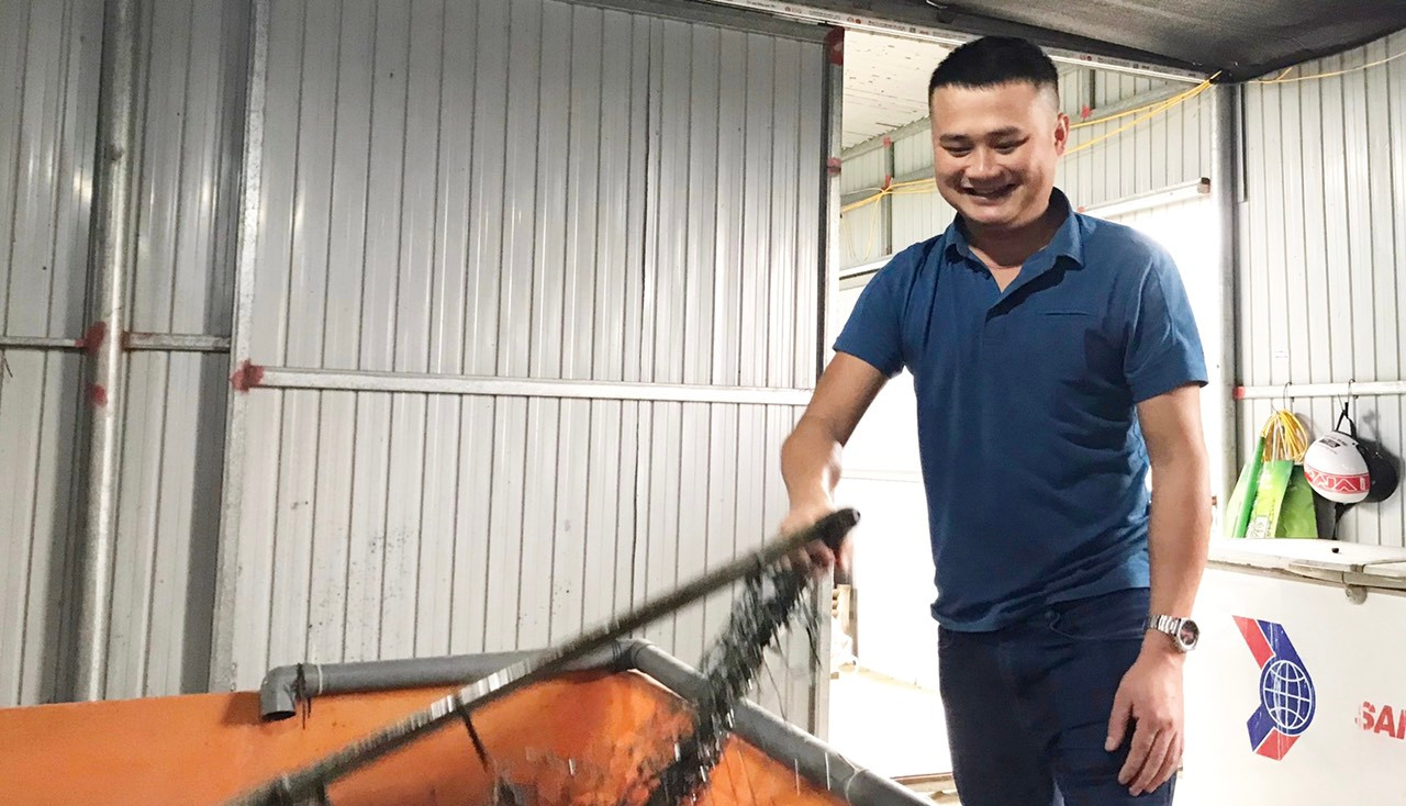 Anh Phạm Ngọc Dung bên mô hình nuôi lươn.