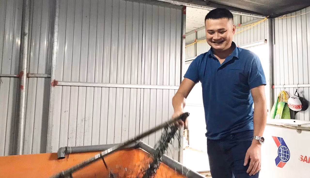 Anh Phạm Ngọc Dung bên mô hình nuôi lươn. Anh Phạm Ngọc Dung bên mô hình nuôi lươn.